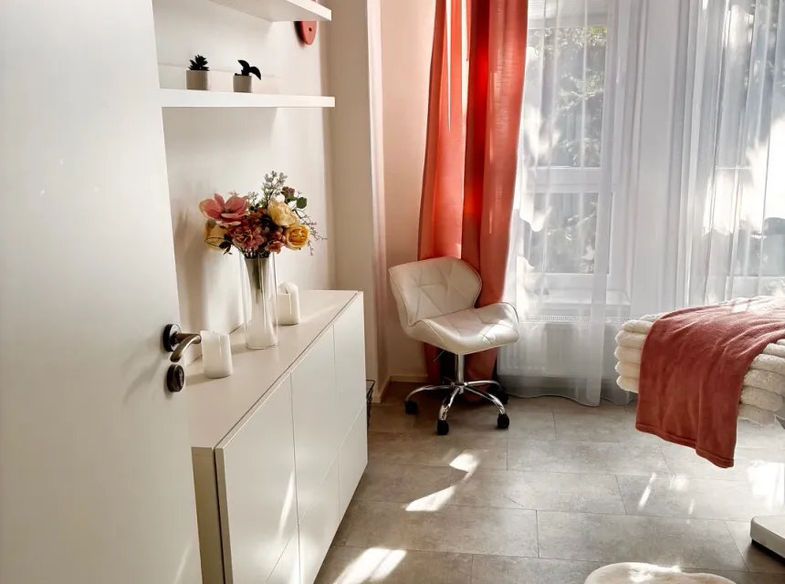 Masážní místnost ve Studiu Natur Look v Kunraticích — slunce, lehátko a bílá komoda