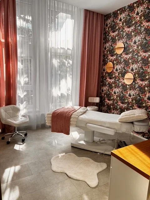 Masážní místnost s připraveným lehátkem u okna, Studio Natur Look